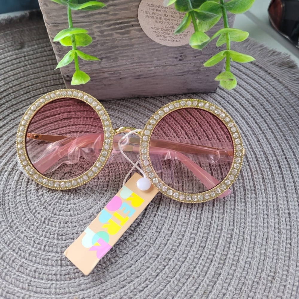 HIGH QUALITY MATERIALS Round sunglasses is made o - Picture 1 of 3